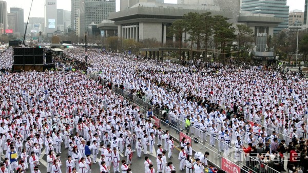 광화문광장과 차로를 가득 메운 태권도인들 기네스 기록 경신에 성공한 뒤 인증서를 전달받고 기념사진을 촬영하고 있다.