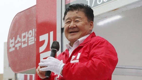 천창수 후보와 김주홍 후보의 모습