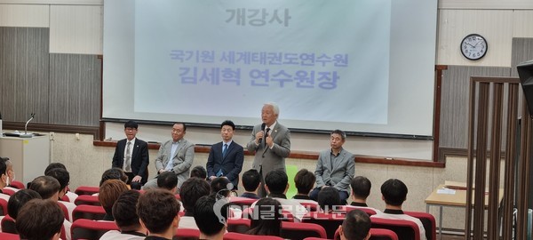 김세혁 국기원 연수원장이 4월1일 전주에서 열린 제14기 3급 태권도호신술지도자 자격연수에서 개강사를 하고 있다.