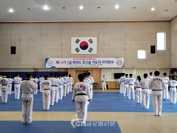 만개한 꽃구경도 마다하고 주말 연수교육에 참석한 사범들의 교육에 대한 집중과 열기가 동작마다 물씬 묻어났다.
