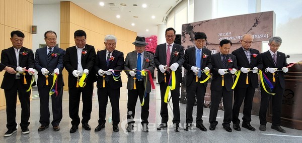 기획전시 커팅식 우측부터 김태균 국립태권도박물관장, 장회식 재단 기획조정실장, 서필환 태권도원운영관리(주)대표이사, 이종갑 재단 사무총장, 오응환 재단 이사장, 전보삼 만해기념관장, 황인홍 무주군수, 송재기 무주군 산업건설위원장 순