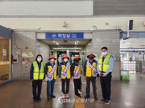 안양관리역 한대종 부역장(오른쪽)과 천리안 점검단 사진