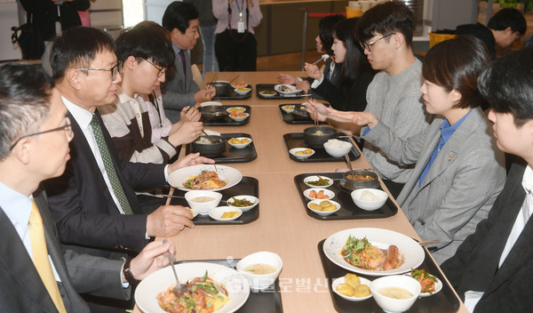 건국대 학생회관에 위치한 학생식당에서 고민정 국회의원, 전영재 총장과 건국대 재학생들이 함께 학식을 먹으며 ‘천원의 아침’에 대해 이야기 나누고 있다