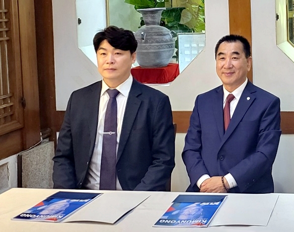 (왼쪽) 임재현 김운용스포츠위원회 사무총장 (오른쪽) 최재춘 김운용스포츠위원회 위원장
