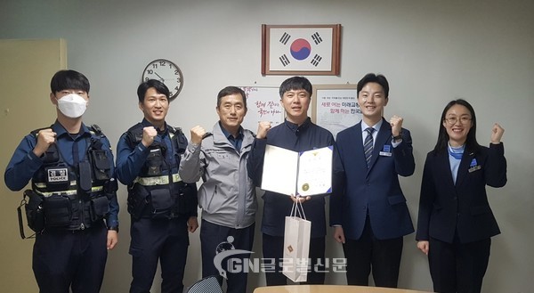 김봉찬 죽전역무팀장이 대표로 감사장을 수여 받았다