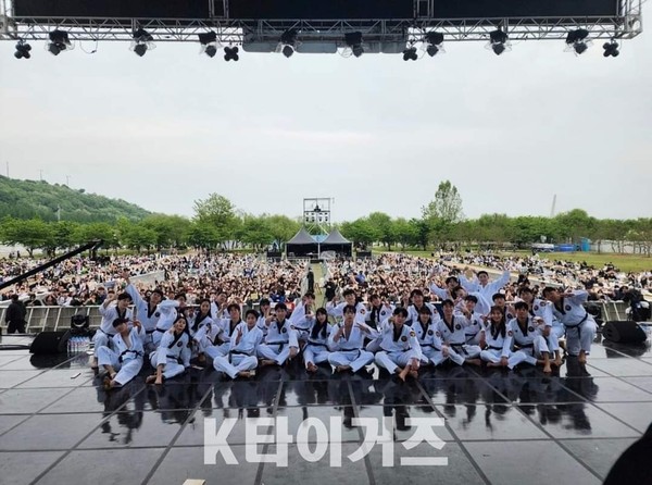 세계적인 태권도 시범단이 공연을 마치고 기념촬영을 하고 있다.