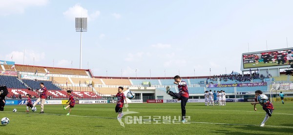 5월 13일(토) 김천종합운동장에서 한국교통안전공단 권용복 이사장(우측에서 두 번째)과 김천지역 미래꿈나무들이 김천상무 홈경기 시축을 하고 있다.