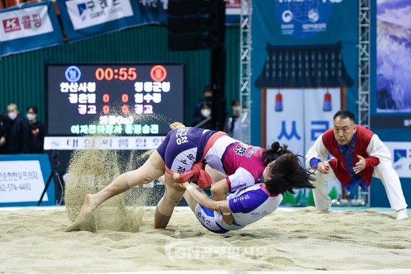 제14회 구례전국여자천하장사 및 대학장사 임수정(영동군청) 김은별(안산시청) 선수 대한씨름협회 사진