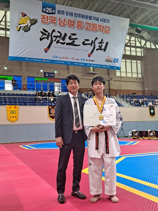 왼쪽부터 유지호(문성중 코치), 김근우 선수(문성중 2학년)
