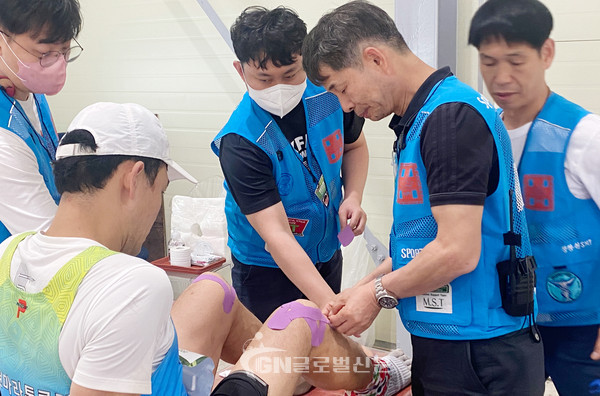 대회 의료팀 및 스포츠마사지팀 총괄로 활동하는 김태영 박사가 참가선수에게 무릎통증 예방을 위한 테이핑을 해주고 있는 모습.