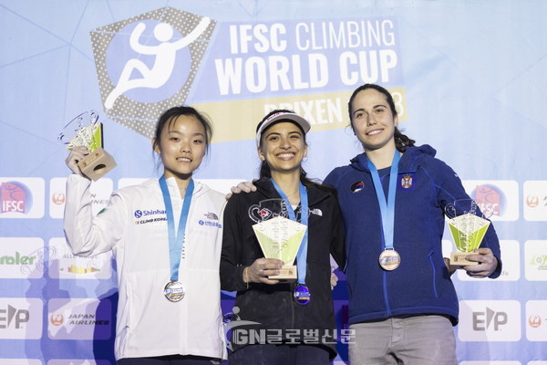 2023 IFSC 이탈리아 브릭센 스포츠클라이밍 월드컵 시상식. 맨 왼쪽이 서채현 선수. (제공= 대한산악연맹)