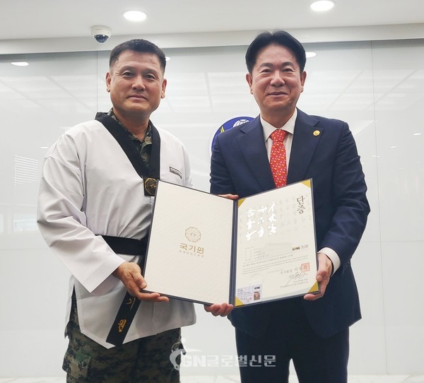 이동섭 국기원장과 손식 특전사령관이 6월13일 특수전사령관기태권도경연대회에서 만나 ‘실전 태권도’ 강화를 위해 노력하겠다는데 뜻을 모았다. 손 사령관은 이날 국기원으로부터 명예6단을 받았다.