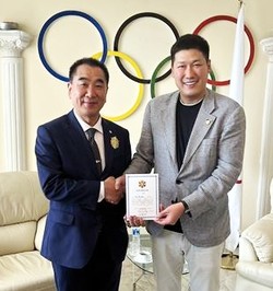 왼쪽 최재춘 김운용스포츠위원회 위원장, 오른쪽 Battushig Batbold IOC위원