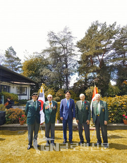 1. 이동섭 국기원장이 한국전 참전용사와 국기원태권도시범단의 공연을 관람하고 기념촬영을 했다.