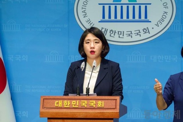 기본소득당 용혜인 국회의원이 27일 오후 2시 10분 국회 소통관 기자회견장에서 열린 기자회견에서 6월 마지막 본회의 때 논의할 개혁입법 과제를 제시하고 있다. /사진=용혜인 국회의원실