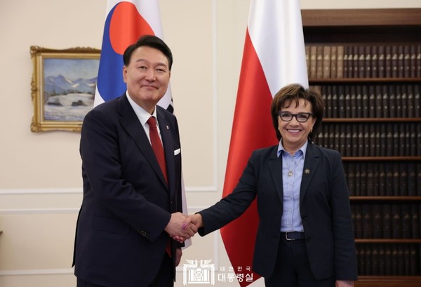 윤석열 대통령은 엘쥐비에타 비테크(Elzbieta Witek) 폴란드 하원의장과 면담을 가졌다.