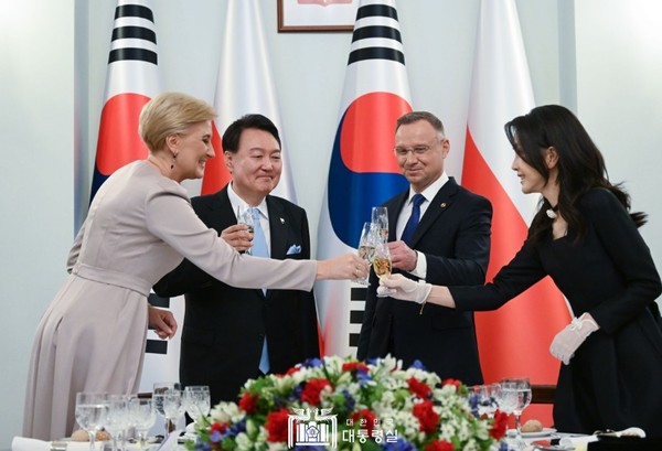 윤석열 대통령 부부는 폴란드 두다 대통령 부부 주최 공식만찬을 참석했다.