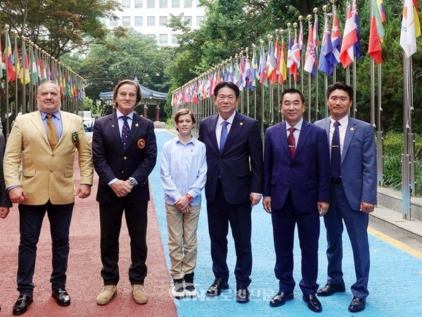 슬라비 비네프 부단장, 키틴 무뇨즈 대사, 시메온 하산 왕자, 이동섭 국기원장, 최재춘 추진단장, 박상현 불가리아 정파사범