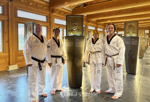명인관 내 ‘태권도를 빛낸 사람들’헌액 공간에서 기념촬영을 하고 있다. ·좌측부터 슬라비 비네프 불가리아태권도협회장, 최재춘 국기원 태권도 유네스코 추진단장, 키틴 무뇨즈 유네스코 친선대사, 칼리나 불가리아 공주