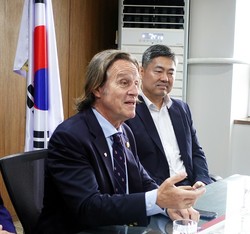 키틴 무뇨즈 유네스코 친선대사가 유네스코 한국위원회 한경구 사무총장과의 회의에서 태권도의 등재 당위성을 설명하고 있다.