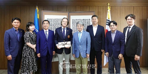 박상현 사범, 임시연 선임전문관, 최재춘 추진단장, 키틴 무뇨즈 유네스코 친선대사, 한경구 사무총장, 김귀배 본부장, 윤성원 국제위원장이 유네스코 한국위원회 회의에 참석했다.
