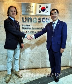 최재춘 추진단장, 키틴 무뇨즈 유네스코 친선대사