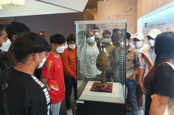 국립태권도박물관을 찾은 외국인들이 전시해설을 듣고 있다