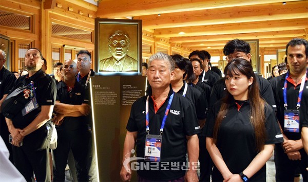 전 세계 60개국의 태권인들이 국립 태권도원 명인전을 찾아 故김운용 총재를 기리고 있다.