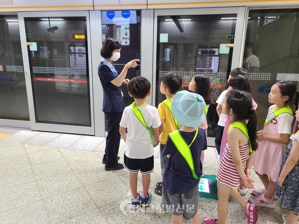 죽전관리역 직원이 오리역에서 올바른 지하철 탑승법을 설명하고 있다