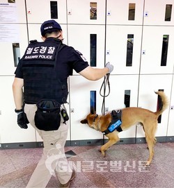 수원역에서 대테러 합동순찰이 진행중이다.