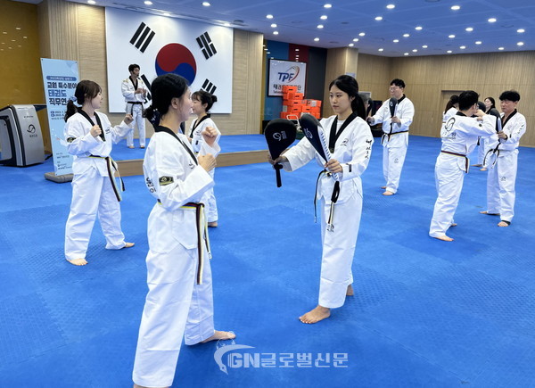 교원들이 직무 연수에 참가하고 있다.