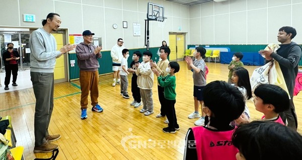 한기범 前 국가대표 선수와 다문화 농구꿈나무들의 농구코칭 장면. (제공= 한국농구발전연구소)