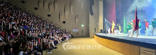 7월 31일 멕시코 대원들이 잼버리 사전프로그램으로 태권도원을 방문해 태권도원상설공연을 관람하고 있다