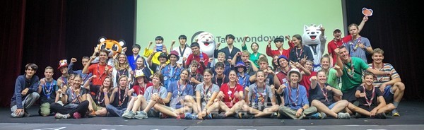 태권도원을 방문한 독일 잼버리 대원들이 T1공연장에서 태권도원 상설공연 관람 후에 기념촬영을 하고 있다