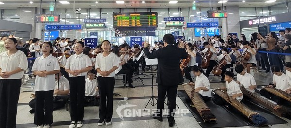 코레일 수도권광역본부 평택관리역 맞이방에서 제78주년 8.15 광복절을 기념해 국악과 클래식의 하모니를 통한 앙상블 공연을 진행하고 있다