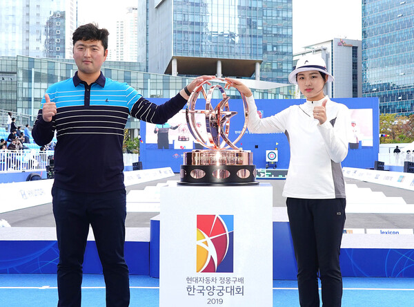 왼쪽부터 현대자동차 정몽구배 한국양궁대회 2019 우승자 김우진, 김나리. 사진┃대한양궁협회