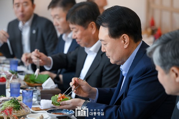 윤석열 대통령이 31일 서울 동작구 노량진수산시장을 찾아 상인들을 격려하고 있다. [사진출처=대통령실제공]