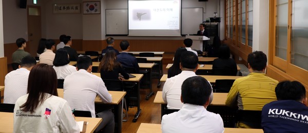 아시아태권도연맹 이규석 회장이 국기원 임직원을 대상으로 특강을 하고 있다.