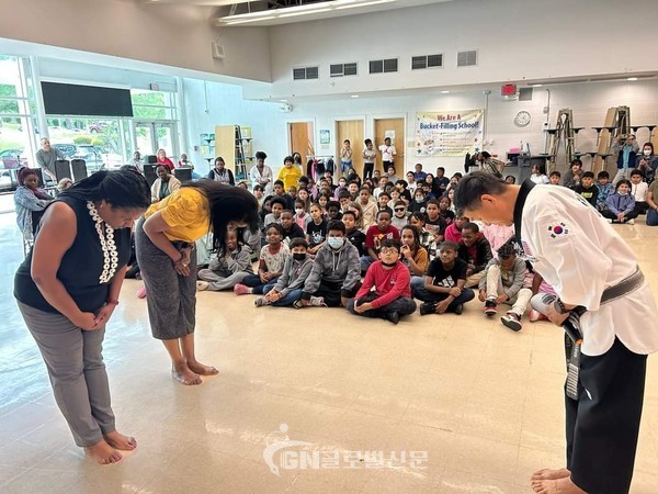 미국 노스캘롤라이의 한 공립학교에서 준 리 국기원 국제대변인이 태권도의 다양한 내용을 교육하고 있다.