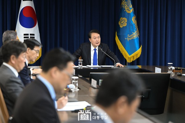 윤석열 대통령은 용산 대통령실에서 이스라엘-하마스 사태 관련 긴급 경제 안보 점검회의를 개최했다.