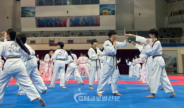 서울 공항고등학교 학생들이 자기방어 콘텐츠에 참가하고 있다.