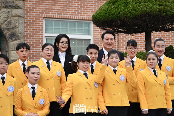 윤석열 대통령 부부는 공생복지재단 설립 95주년 기념식에 참석했다.