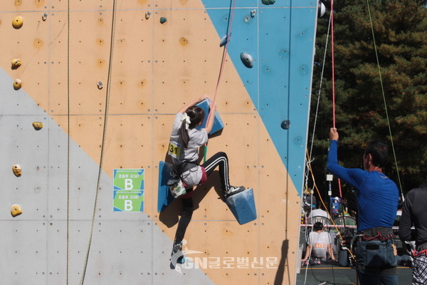 '회장배 전국 청소년 스포츠클라이밍 대회' 경기 장면. (제공= 대한산악연맹)