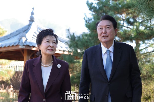  윤석열 대통령은 박근혜 前 대통령의 사저를 방문했다.
