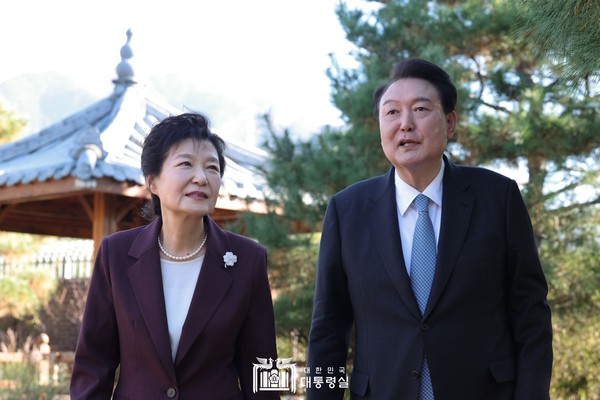 윤석열 대통령은 박근혜 前 대통령의 사저를 방문했다.