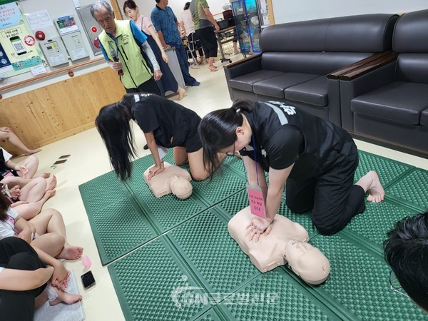 안전교육 시간 중 심폐소생술 실습