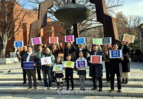 송창용 이사장, 이상만 회장, 정훈광 고문 등 회원과 “청와대 홍보 어린이 기자단”이 대학로에서 홍보 캠페인을 진행했다.