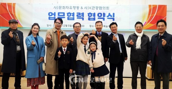[청와대 홍보 어린이 기자단]이 엽무협력 협약식 이후 기념 촬영을 하고 있다.(어린이 기자단 중앙 왼쪽부터 박상진, 남주이, 강윤아)