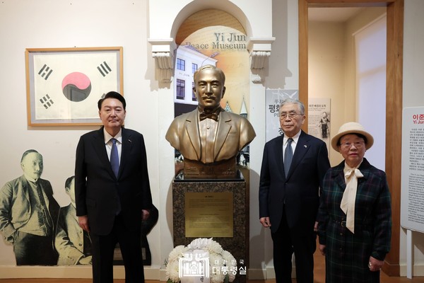 윤석열 대통령은 리더잘 방문 후 인근에 위치한 이준 열사 기념관을 방문해, 이준 열사가 사용하던 방과 침대, 고종 황제가 수여한 특사 신임장 등 전시물들을 관람했다.