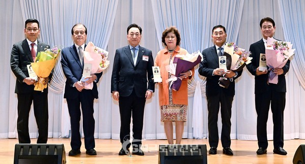 김철수 대한적십자사 회장(가운데), 김상열 대한적십자사 회장 자문위원회 위원장(서울신문 회장, 왼쪽 첫번째)이 15일 서울 마포구 중소기업 DMC타워 DMC홀에서 열린 대한적십자사 회장 직속 자문위원회 창립 총회, 아너스클럽 회원 가입식에서 가입자들과 함께 기념촬영을 하고 있다. 이날 넷제로 2050 기후재단 장대식 이사장은 아너스클럽 가입 기념 트로피를 대리 수여 받았다.